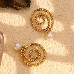 ◾️18k Gold Plated Twisted Vortex Round Pearl Earrings